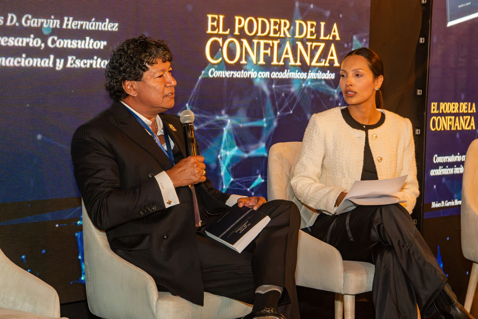 Moisés D. Garvin en el conversatorio con académicos invitados