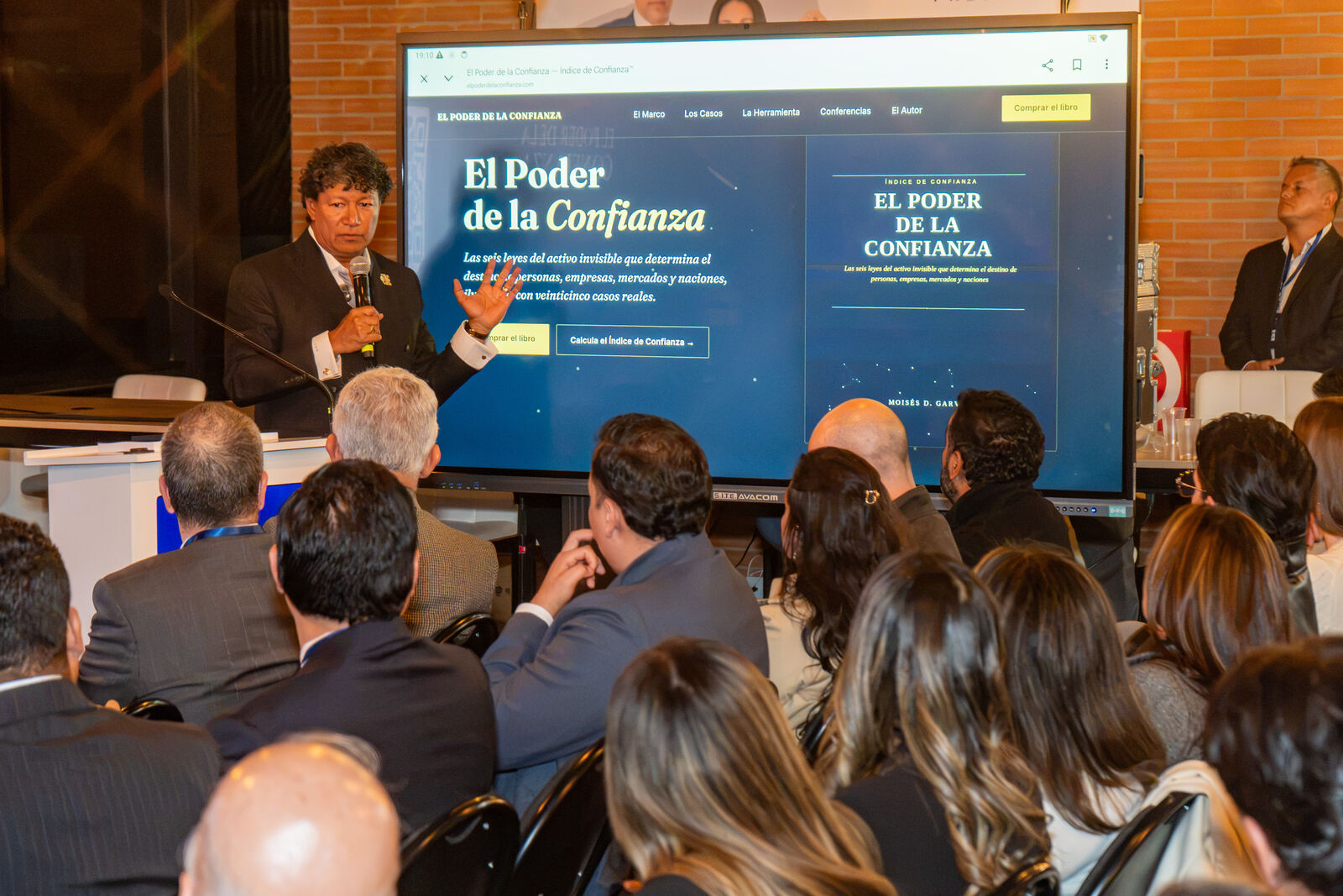 Moisés D. Garvin presentando el sitio El Poder de la Confianza